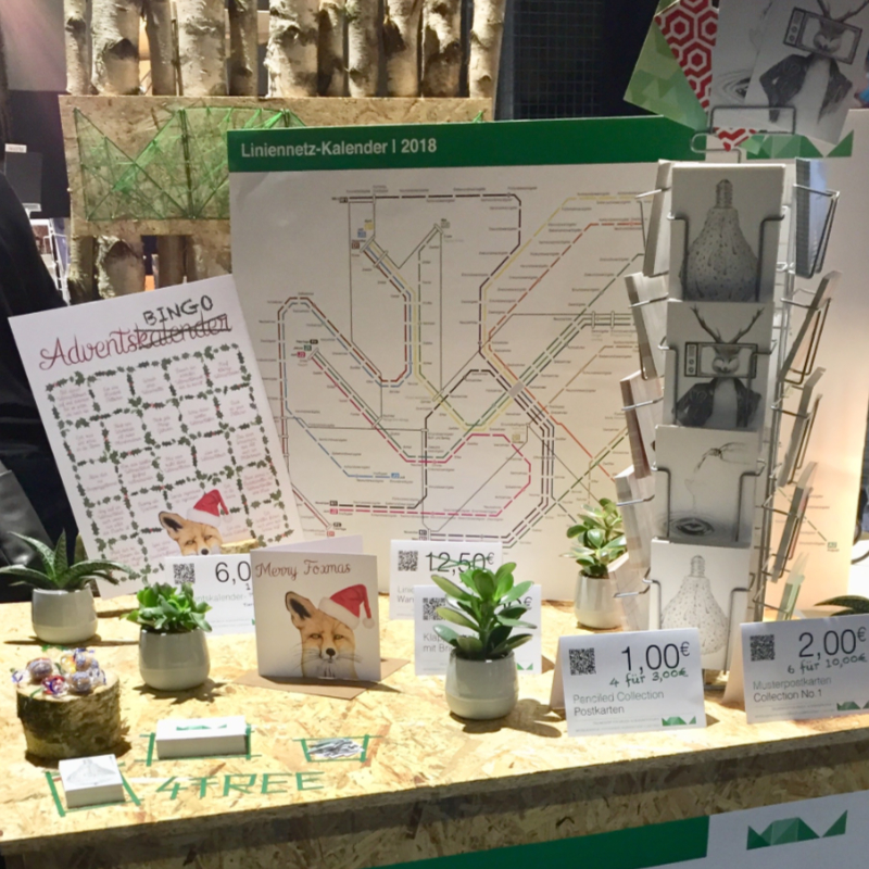 Selbstgebauter Messestand von MOLD mit Visitenkarten, Stickern, Sukkulenten, einer Holzscheibe, Maskingtape-Design, dem Lininenetz-Kalender, einem Postkarten-Ständer, Adventskalender-Bingo, Weihnachtskarte „Merry Foxmas“ und Preisschildern — Für kreatives Messestand-Design zum Entdecken