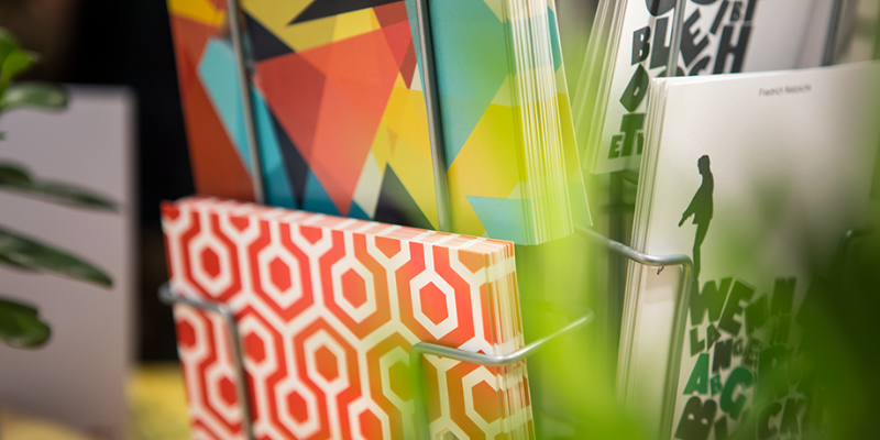 Postkartenständer mit liebevoll gestalteten MOLD-Karten — das Highlight an unserem Messestand
