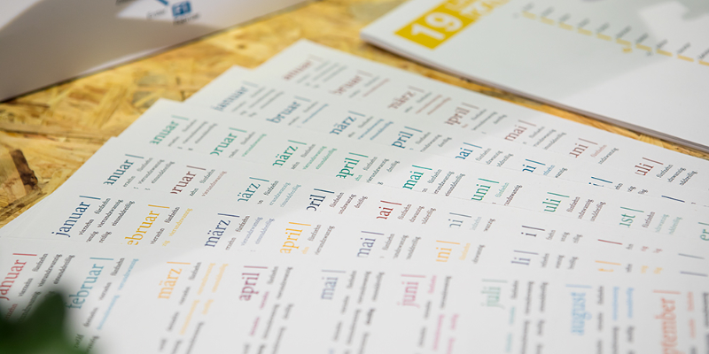 Ausgelegte Grafie-Kalender und Linienverlaufs-Kalender am Messestand von MOLD