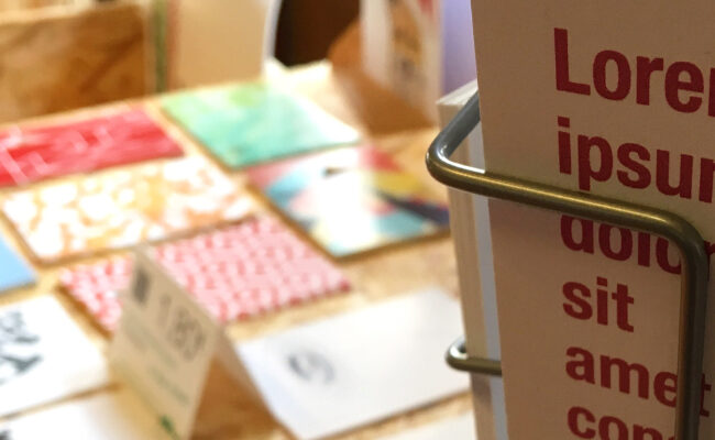 Postkartenständer und Messetisch mit einer großen Auswahl an MOLD-Postkarten – Präsentation am Messestand Light beim FAEX Pop-up in Esslingen.