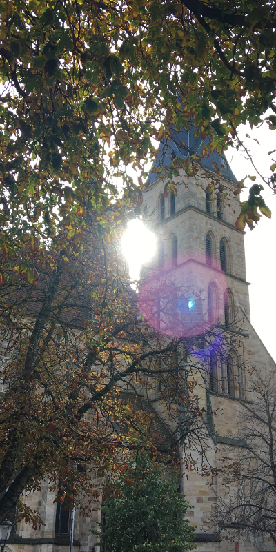 Stadtkirche St. Dionys in Esslingen vor blauem Himmel – Kulisse für unseren Messestand Light beim FAEX Pop-up.