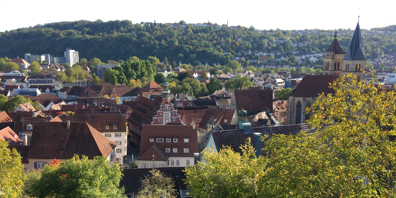 Blick auf die malerische Altstadt von Esslingen mit historischem Rathaus – Kulisse unseres Messestands Light beim FAEX Pop-up.